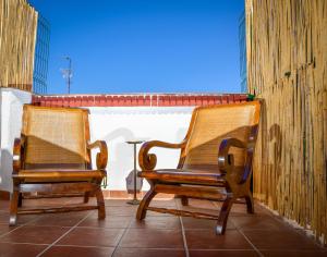 two chairs sitting on top of a balcony at Villa Kika Traviesa in La Bañeza