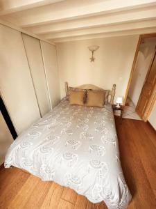 1 cama con edredón blanco en un dormitorio en Basilique Métro 13, en Saint-Denis 8 fotos más