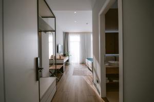 Ліжко або ліжка в номері TRIBUTE Hotel
