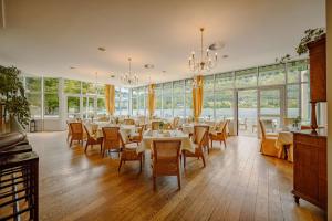 Reštaurácia alebo iné gastronomické zariadenie v ubytovaní Hotel Seerose