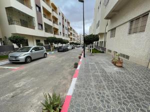 ein Auto, das an der Seite einer Straße mit Gebäuden parkt in der Unterkunft Housse Fez City in Fès