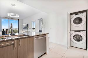 Kuchyň nebo kuchyňský kout v ubytování La Central- CityPlace Doral and across from a Park + 35 fotografií