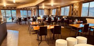 Veitingastaður eða matsölustaður á Wild Pines Waterfront Guesthouse BBQ Pet Friendly