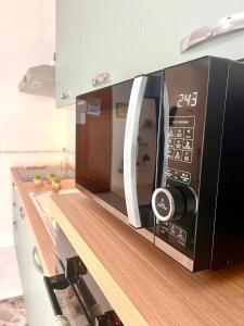 Lady Isa Casa Vacanza في كاستيلاماري دي ستابيا: وجود فرن الميكروويف فوق كونتر المطبخ