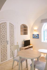 a living room with a table and a desk with a computer at Studio Serenity Downtown El Gouna in Hurghada