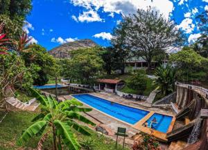 a resort swimming pool with a mountain in the background at Flat HOTEL Pedra do Rodeadouro 1 andar in Bonito