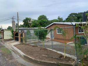 Brimmer HallEverbless的房屋前的链条围栏