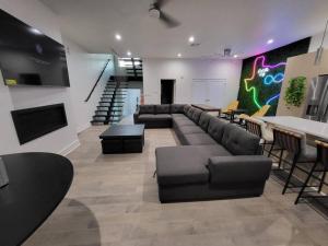 Una sala de estar con un sofá, una mesa y sillas. en Social House with King bed with 2 car garage parking!, en Oak Cliff