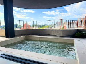 马尼萨莱斯Nodo Hotel的阳台上的大水池