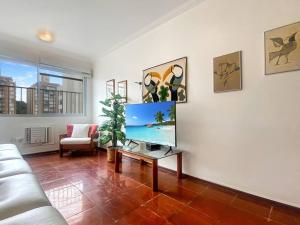 Μια τηλεόραση ή/και κέντρο ψυχαγωγίας στο 4 Bedrooms AC Pitangueiras Sea View