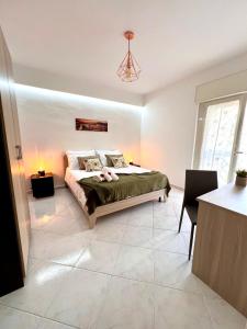 Lady Isa Casa Vacanza في كاستيلاماري دي ستابيا: غرفة نوم بها سرير وطاولة في الغرفة +22 صورة