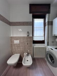 Un baño pequeño con inodoro y lavabo. en Casa sull'Acqua, en Colico