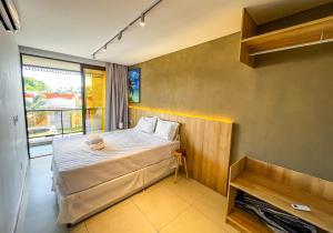 ein Schlafzimmer mit einem Bett und einem großen Fenster in der Unterkunft Milagres Hospedagens - Casa Praia & Capela in São Miguel dos Milagres