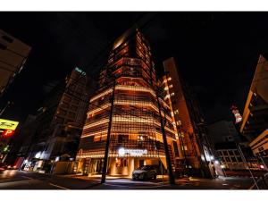 那覇市にあるPROSTYLE TERRACE NAHA - Vacation STAY 53661vの夜の街路にある高層ビル
