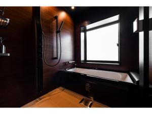 那覇市にあるPROSTYLE TERRACE NAHA - Vacation STAY 53661vのバスタブと窓のあるバスルーム +27枚の写真