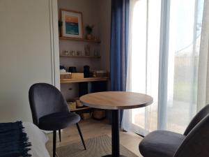 Habitación con mesa, 2 sillas y ventana en Escale à Kergrenn, en Fouesnant 5 fotos más