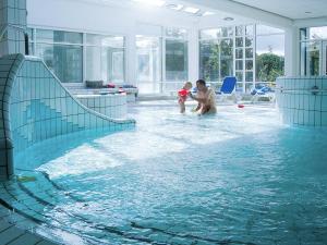 Bazén v ubytování Hotel Am Medemufer nebo v jeho okolí