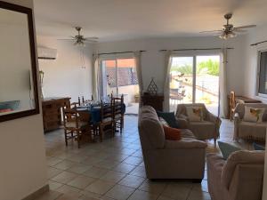 Χώρος καθιστικού στο Spacious 3BR Villa - 5-Min to St Georges Beach - Perfect for Families +25 φωτογραφίες