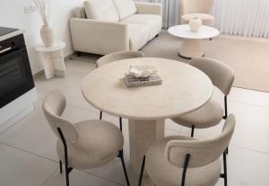 Nathan's Suites On The Beach的休息区