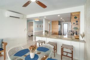 Una cocina y una sala de estar con mesa y sillas. en Oceanfront Oasis – Renovated Summer of 2023, en Wailuku 24 fotos más