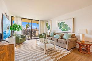 Posezení v ubytování Kanai A Nalu 408 — Top Floor Oceanfront Condo