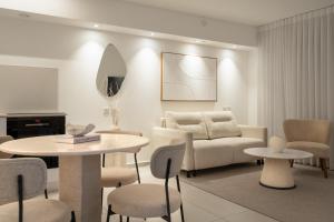 Nathan's Suites On The Beach的休息区