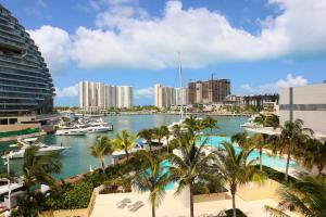 坎昆Luxury Apt with Balcony, Marina Puerto Cancún的港口景色，水里停着小船