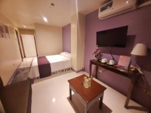 TV a/nebo společenská místnost v ubytování Irabella Travellers Inn