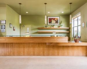 una hall di un ospedale con reception di Gaia Hotel & Spa, Ascend Hotel Collection ad Anderson
