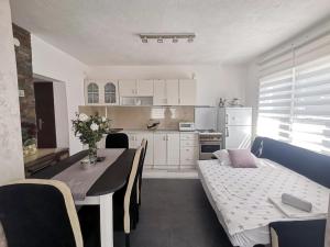 a kitchen and dining room with a table and a dining room gmaxwell gmaxwell gmaxwell gmaxwell at Apartmani Lipa in Višegrad
