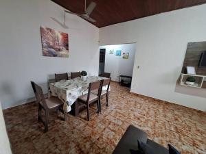a dining room with a table and chairs at Casa da Vila in Cáceres