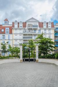 ein großes Gebäude mit einem Tor davor in der Unterkunft L'escapade confortable in Le Blanc-Mesnil