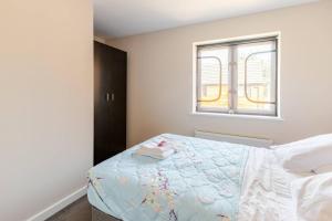 Postel nebo postele na pokoji v ubytování Lovely Apartment with Garden & Parking