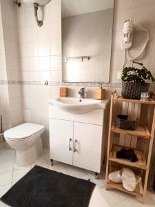 Lady Isa Casa Vacanza في كاستيلاماري دي ستابيا: حمام مع حوض ومرحاض ومرآة