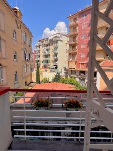 Lady Isa Casa Vacanza في كاستيلاماري دي ستابيا: بلكونه فيها كرسيين وبعض المباني