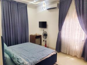 Una cama o camas en una habitación de E6 Apartment Abuja