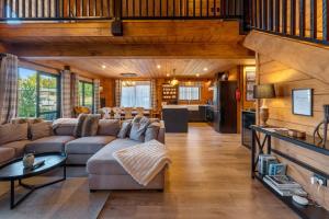 Ruang duduk di The Bavarian Chalet