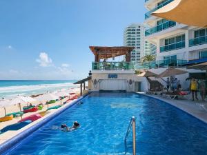 Bazén v ubytování Apt with Ocean View, 1 min to Coco Bongo nebo v jeho okolí