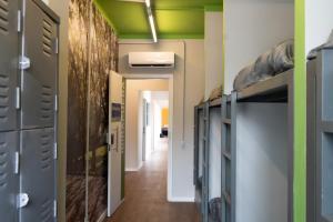 圣保罗Hostel Distrito 011的走廊设有绿色天花板和一个带储物柜的走廊