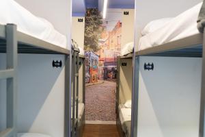 圣保罗Hostel Distrito 011的配有床铺的客房可欣赏到街道景色。