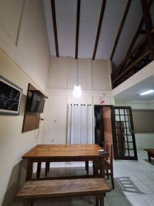 un tavolo in legno al centro di una stanza di Chalé Carvalho - Salmão a Itapoa