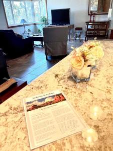 Телевізор і / або розважальний центр в Sedona GETAWAY with Panoramic red rock views