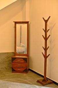 a mirror and a dresser in a room at Sandun Villas in Unawatuna +37 photos