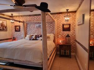 Ένα ή περισσότερα κρεβάτια σε δωμάτιο στο Texas Lonestar Farmhouse