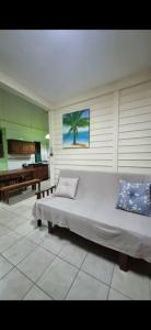 una camera da letto con un letto grande in una stanza di Chalé Carvalho - Verde a Itapoa