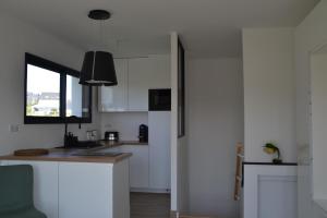 Una cocina o zona de cocina en Charmante dépendance T3 vue Mer
