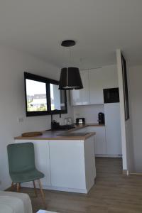 Una cocina o zona de cocina en Charmante dépendance T3 vue Mer