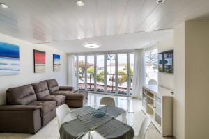 Μια τηλεόραση ή/και κέντρο ψυχαγωγίας στο Apartment by the sea in Los Cristianos