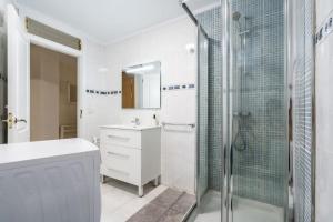 Ένα μπάνιο στο Apartment by the sea in Los Cristianos +17 φωτογραφίες