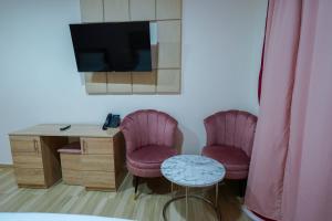TV a/nebo společenská místnost v ubytování FEKRI HOTEL